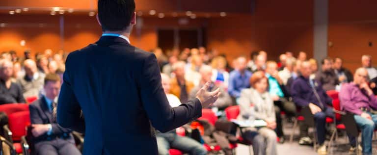 L’interprète de conférence, figure incontournable d’une conférence internationale réussie