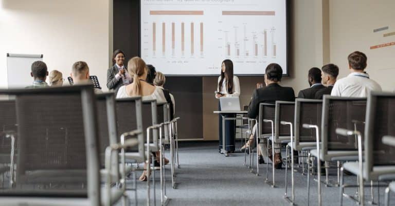Qu&rsquo;est-ce que le leadership participatif et comment l&rsquo;adopter efficacement ?