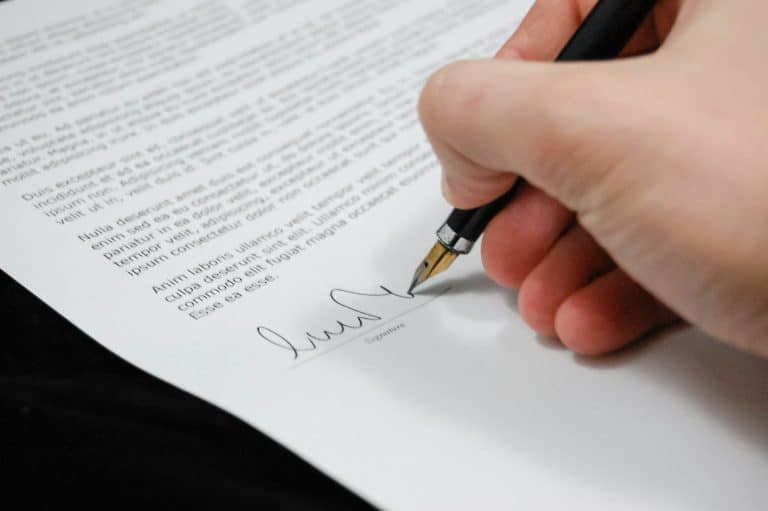 Sélection des outils de gestion des contrats : critères clés pour un choix optimal et adapté à vos besoins
