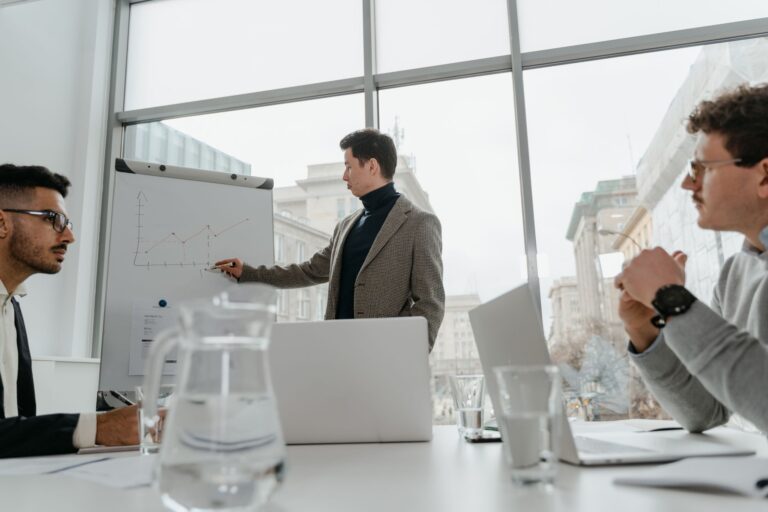 Comment la direction influence-t-elle la performance ?