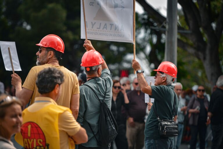 La CGT bloque trois sites TotalEnergies pour les salaires