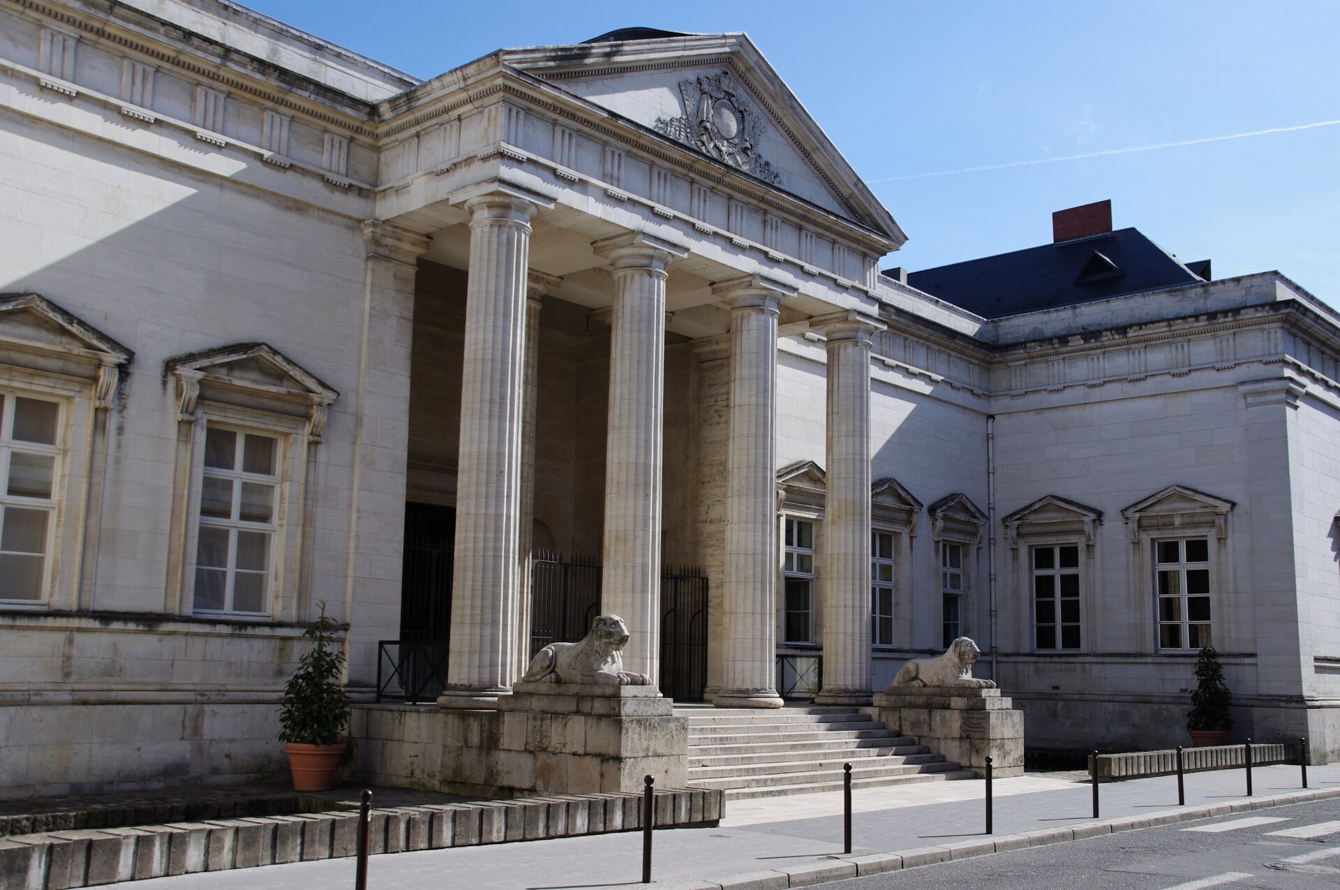 Façade à colonnes du palais de justice d’Orléans, encadrée par deux lions de pierre